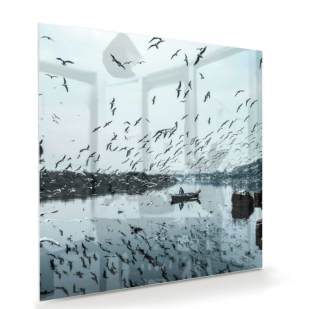 Glazen schilderij van vogels boven kalm water met reflecties.