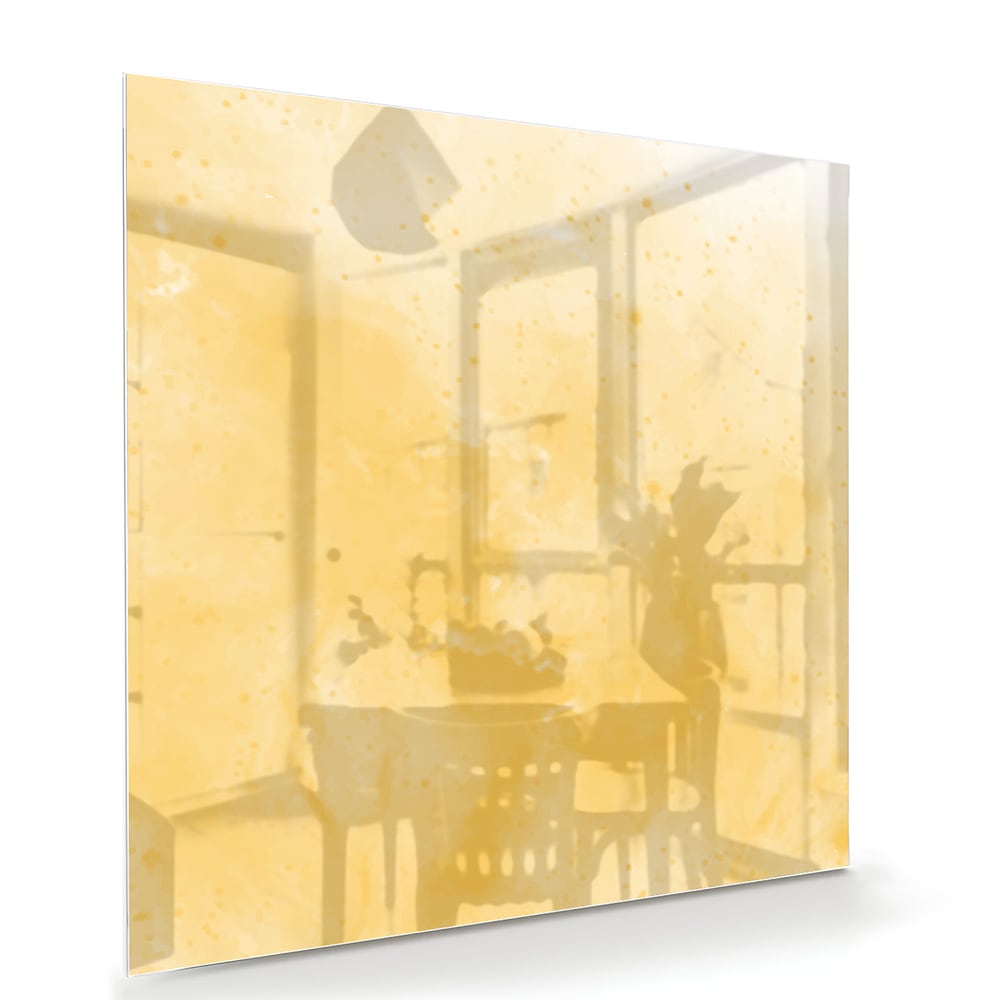 Abstract glazen schilderij in gouden tinten op een witte muur in een moderne woonkamer.