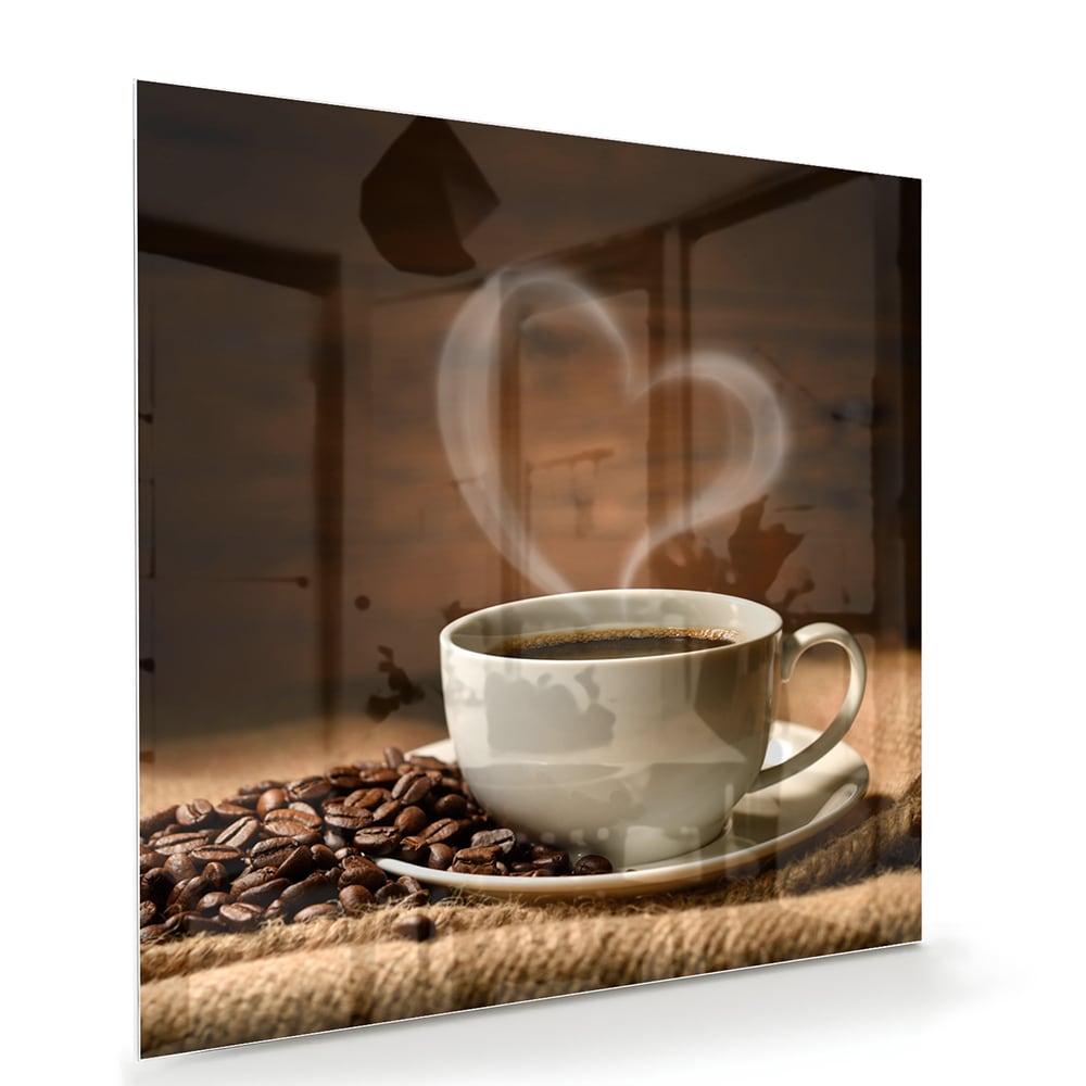 Glazen schilderij van een kop koffie met koffiebonen op een houten tafel.