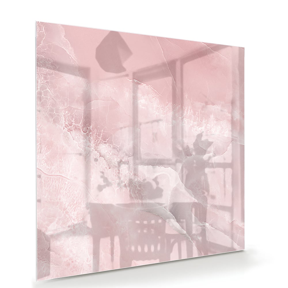Elegant glazen schilderij in zachte roze tinten boven een houten kast.