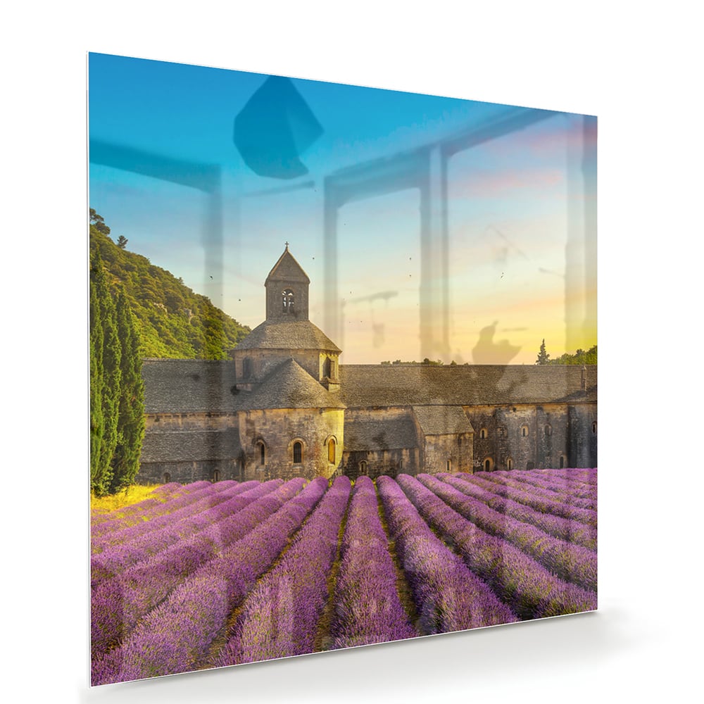 Glazen schilderij van lavendelvelden en een klooster in de Provence