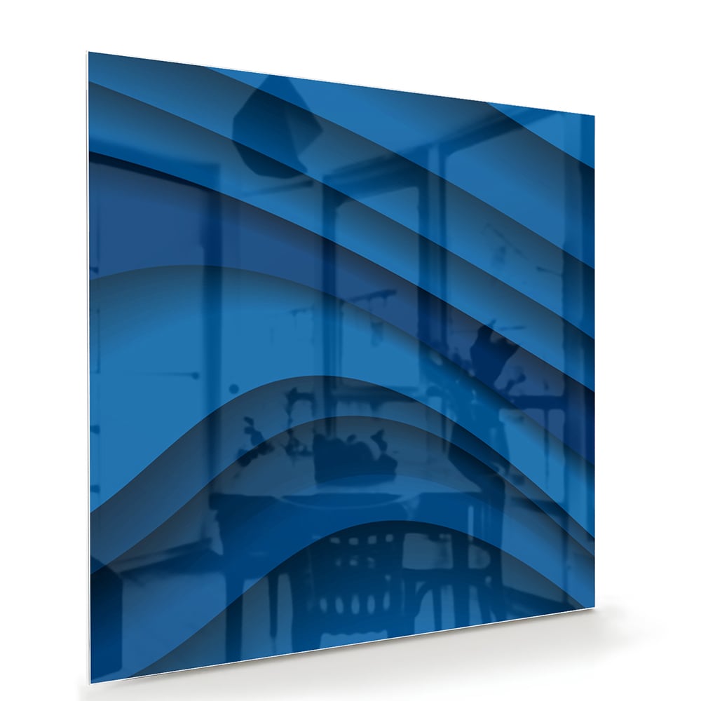 Modern glazen schilderij in abstracte blauwtinten op een muur.