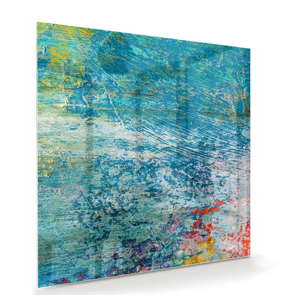 Kleurrijk abstract glazen schilderij aan de muur boven een houten kast