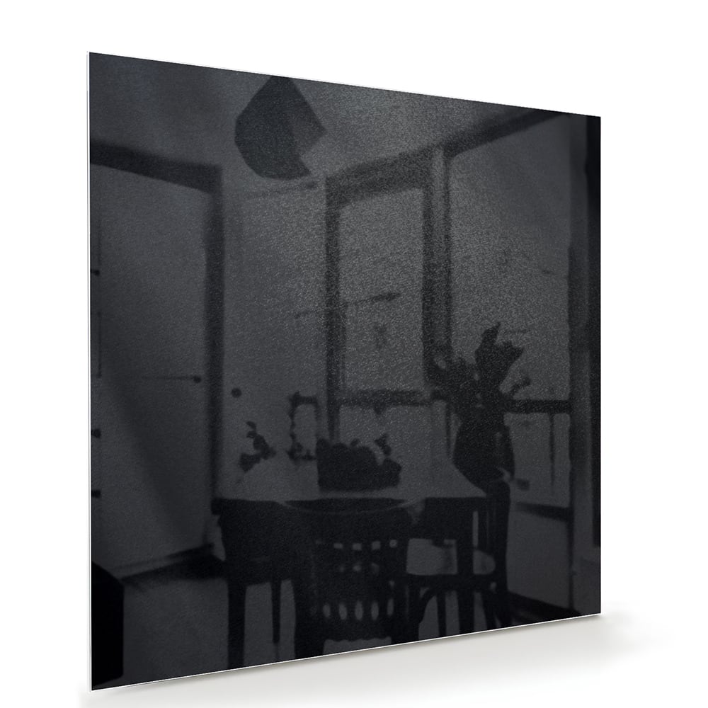 Abstract zwart glazen schilderij aan de muur boven een houten kast