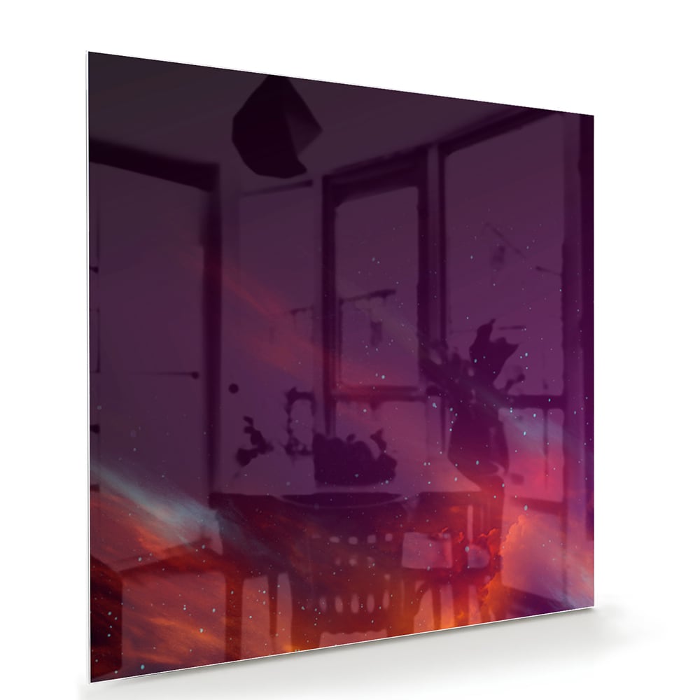 Een kleurrijk glazen schilderij met abstracte vormen in een moderne woonkamer.