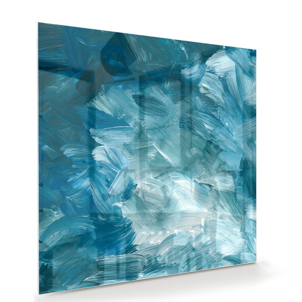 Abstract glazen schilderij met verschillende tinten blauw aan de muur.