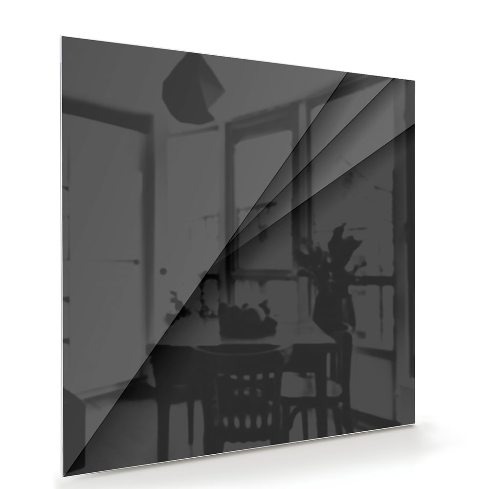 Zwart glazen schilderij aan een lichte muur in een modern interieur.