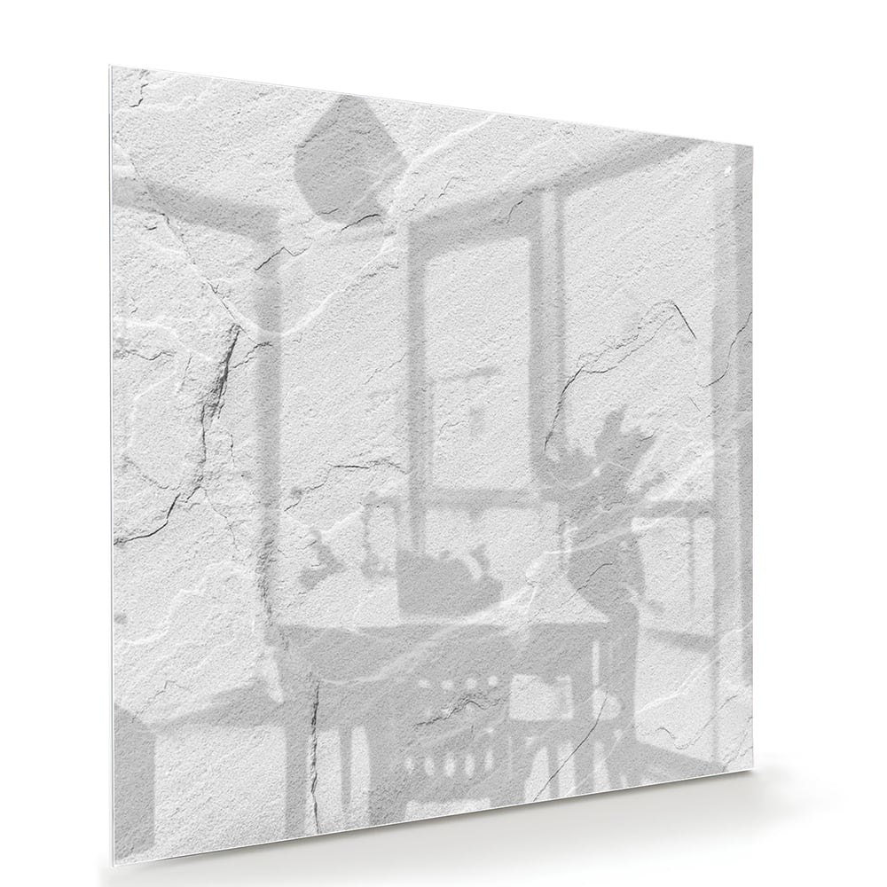 Minimalistisch glazen schilderij in grijstinten aan de muur boven een houten meubel.