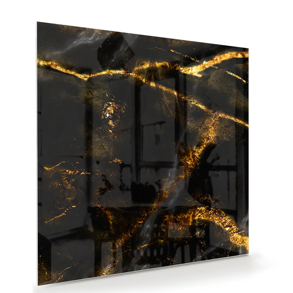Glazen schilderij met zwart en gouden marmerdesign aan de muur