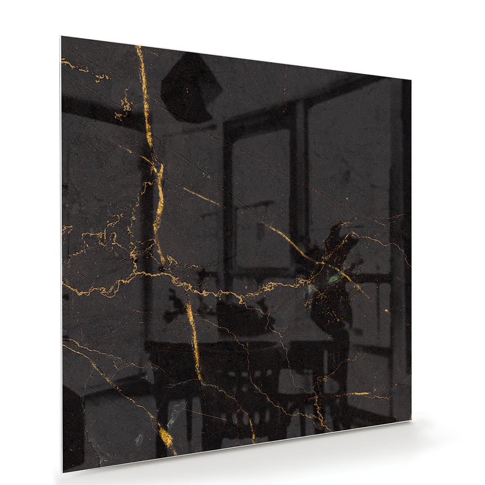 Zwart glazen schilderij met gouden lijnen aan de muur in een moderne woonkamer.