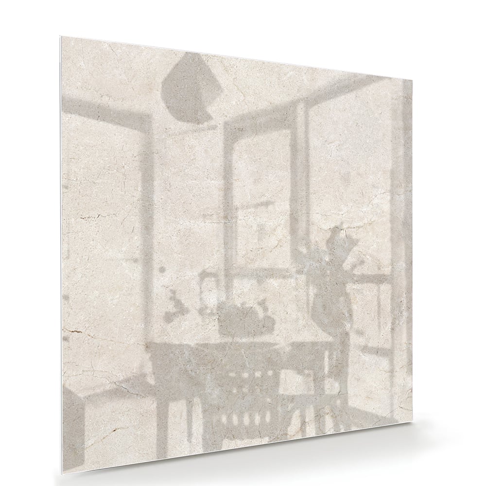 Elegant glazen schilderij met schaduwdetails aan een muur in een moderne woonkamer.