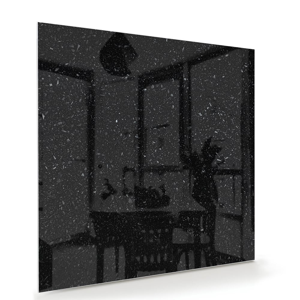 Glanzend zwart glazen schilderij aan een lichte muur naast een houten kast.