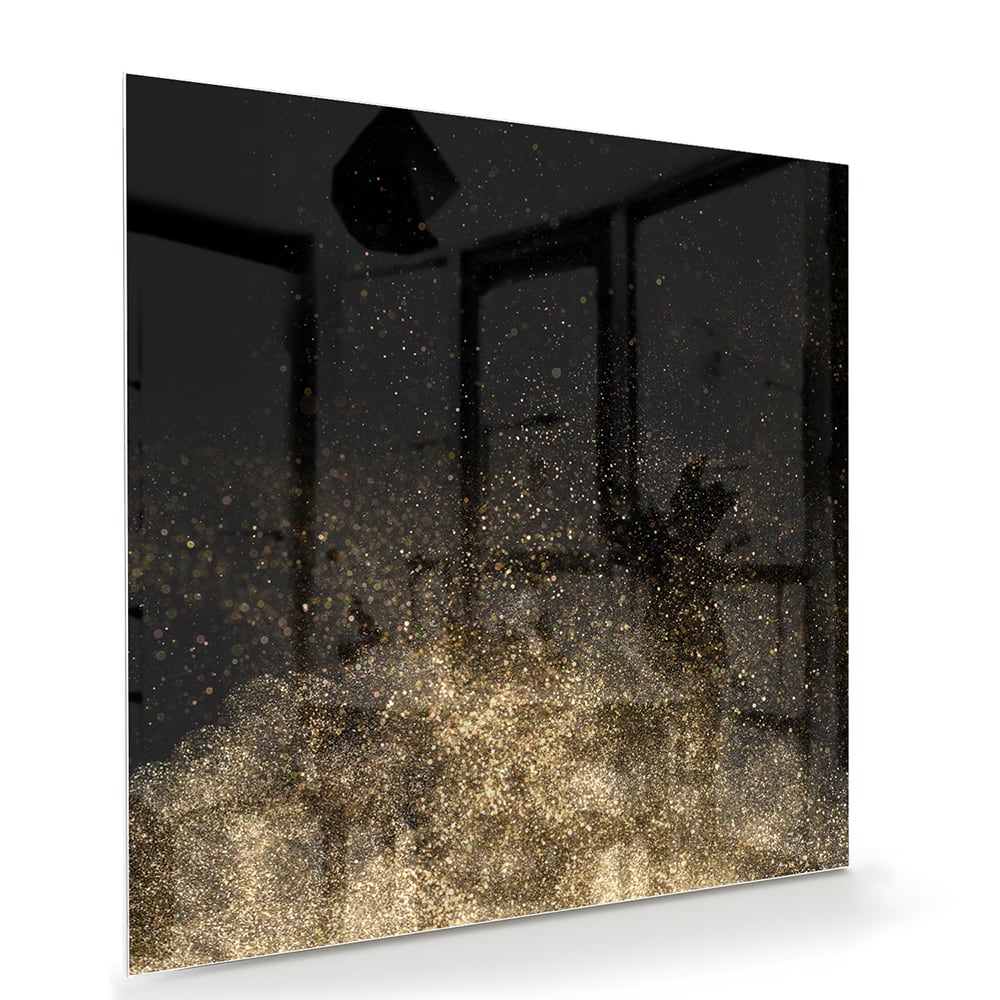 Glazen schilderij met zwarte achtergrond en gouden accenten aan de muur