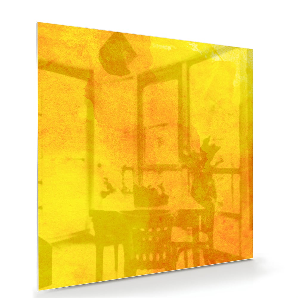 Gele glazen schilderij boven een houten bureau in een woonkamer.