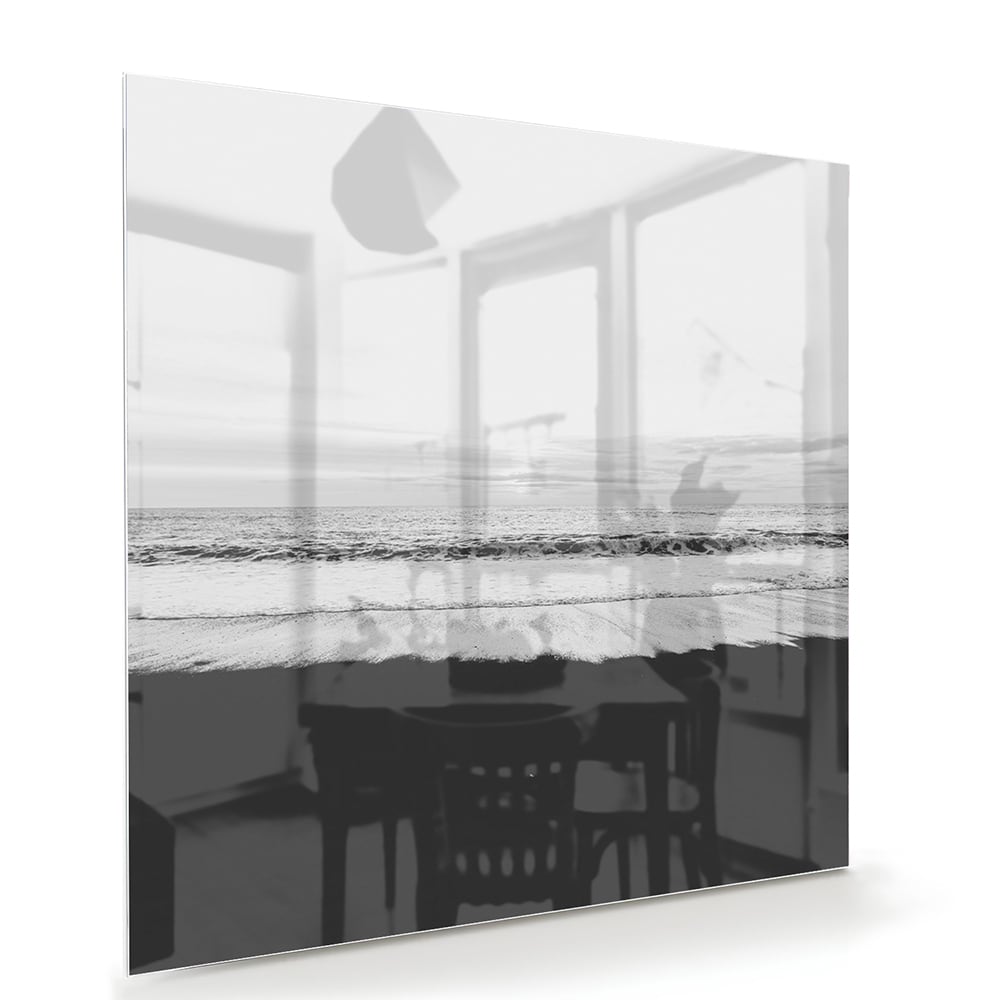 Minimalistisch zwart-wit glazen schilderij aan de muur in een modern interieur.