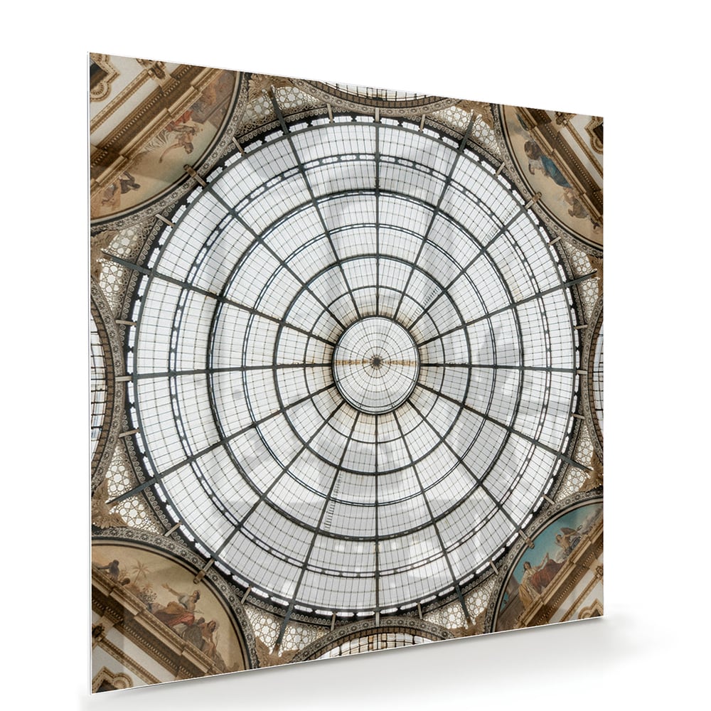 Elegant glazen schilderij van een kunstzinnige koepel op een muur.