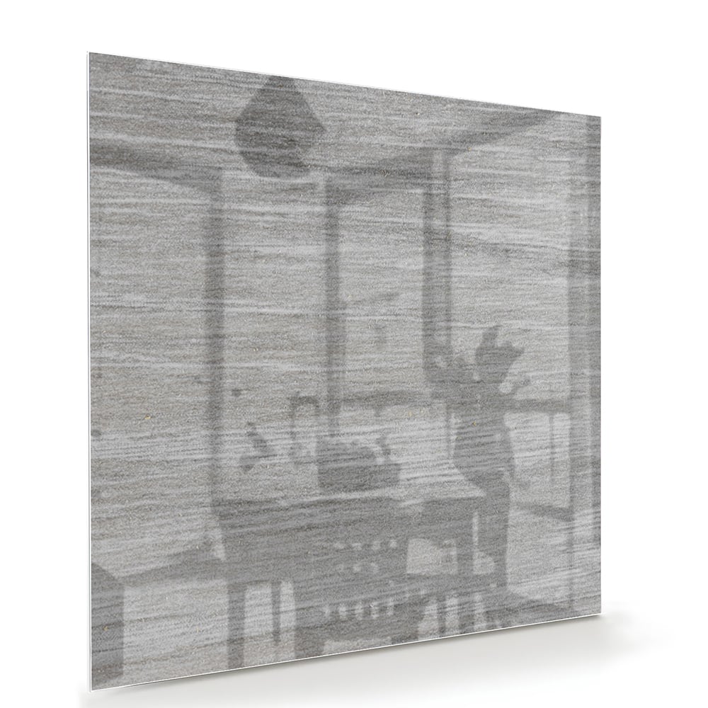 Minimalistisch glazen schilderij met grijstinten aan muur in moderne woonkamer.
