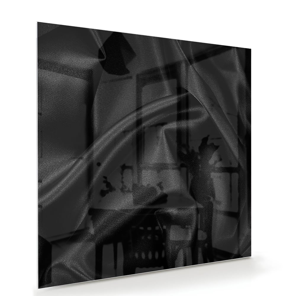 Een zwart glazen schilderij hangt aan de muur van een moderne woonkamer.