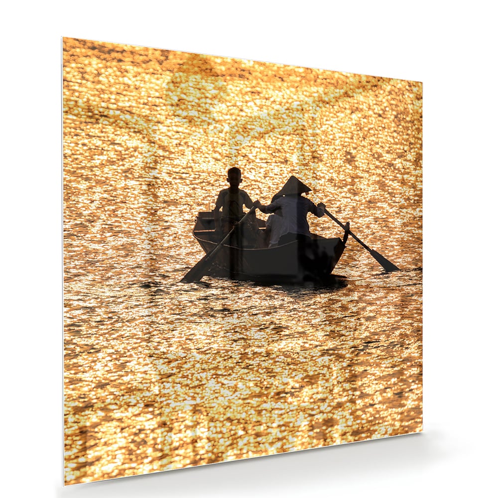 Glazen schilderij van een roeiboot op glinsterend, gouden water
