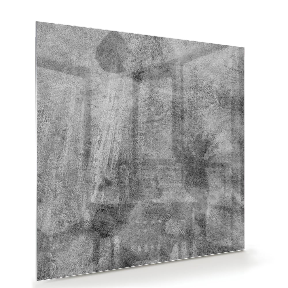 Abstract glazen schilderij in grijstinten op een witte muur.