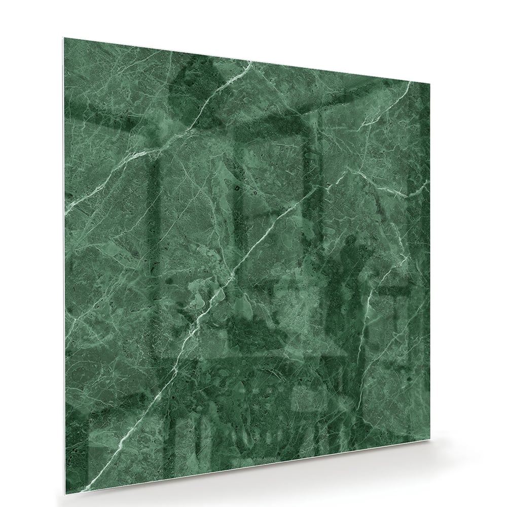 Groen glazen schilderij met marmerpatroon aan de muur.