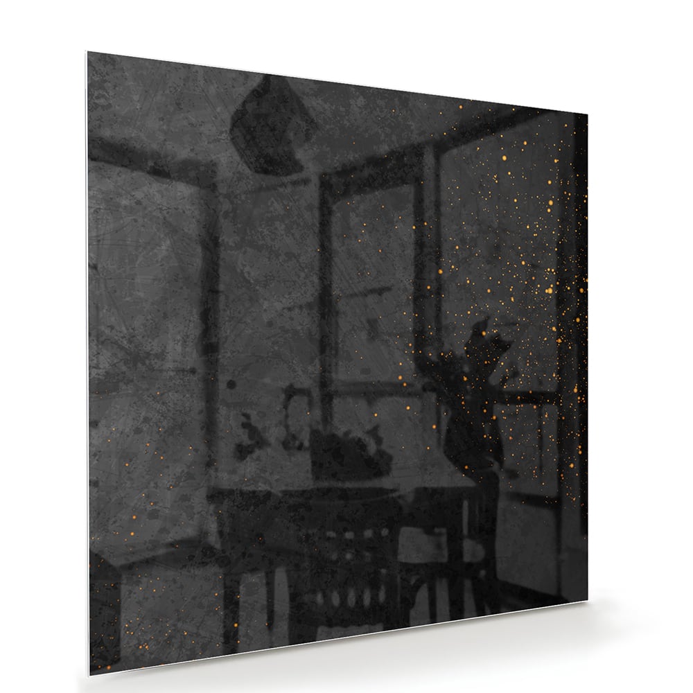 Donker glazen schilderij met gouden accenten aan de muur