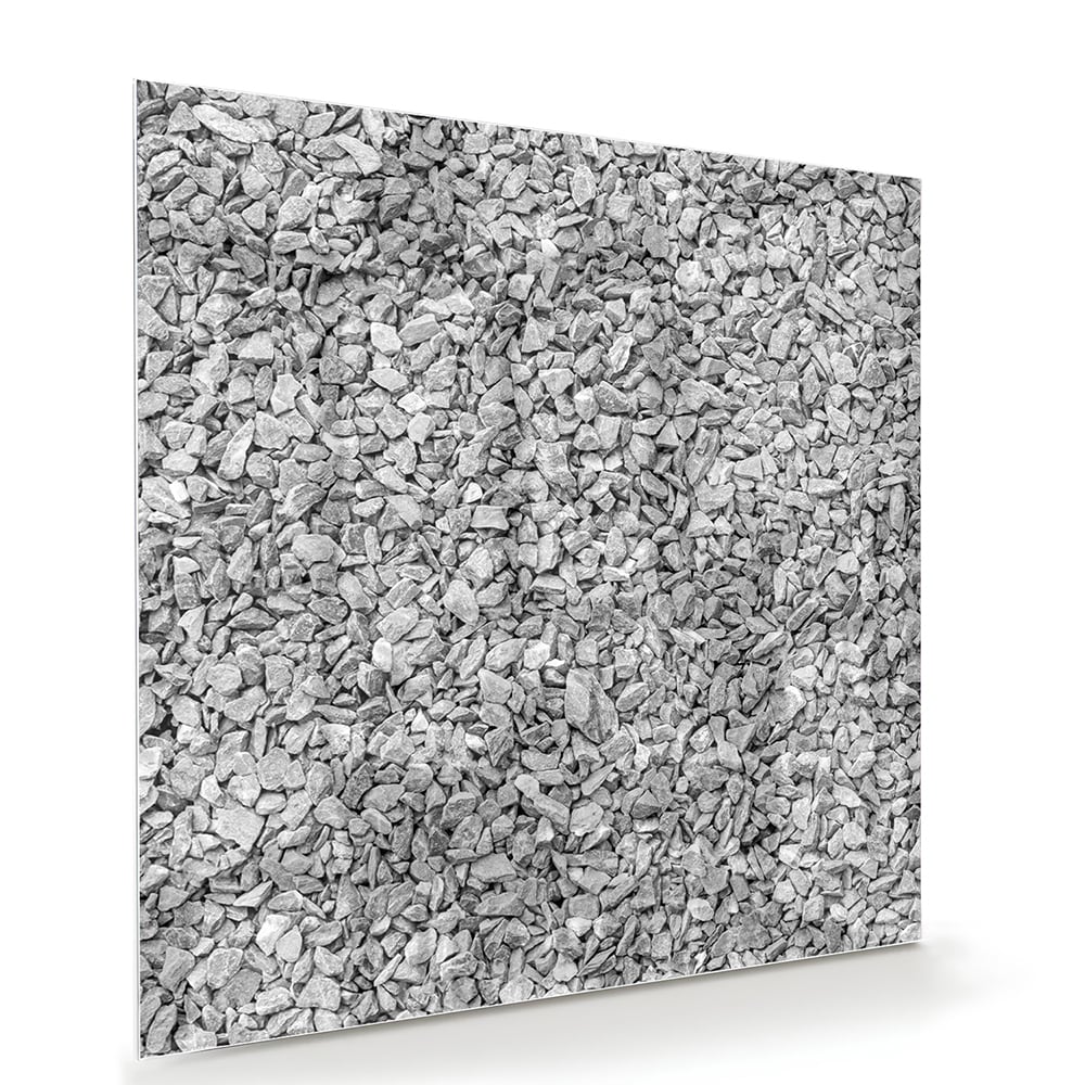 Abstract glazen schilderij met textuur hangt aan de muur in een modern interieur.