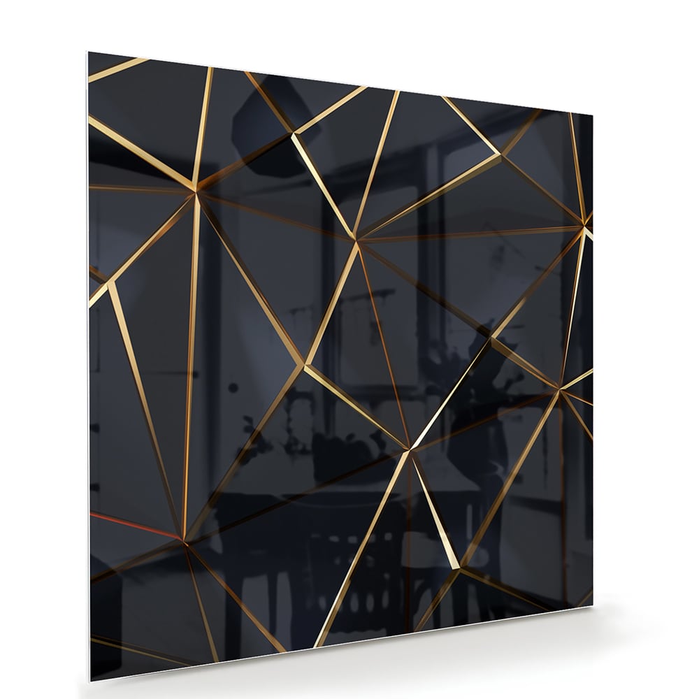 Modern glazen schilderij met zwart en gouden lijnen aan de muur