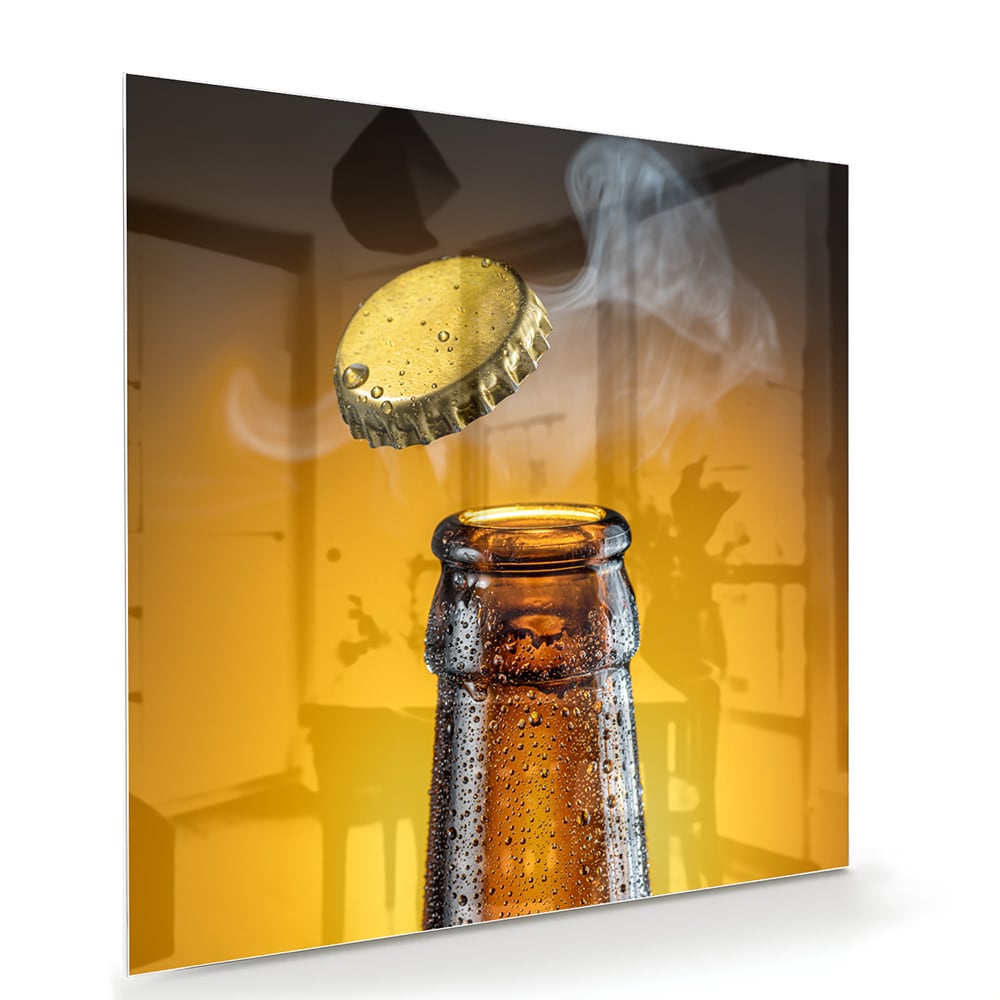 Glazen schilderij van een fles met een oppoppende dop op een warme achtergrond.