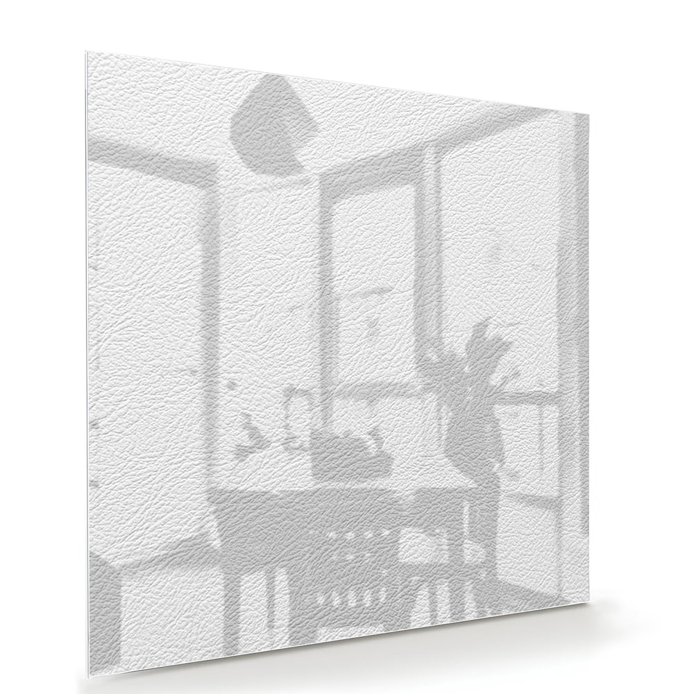 Een minimalistisch glazen schilderij met subtiele raamreflectie in een moderne woonkamer.