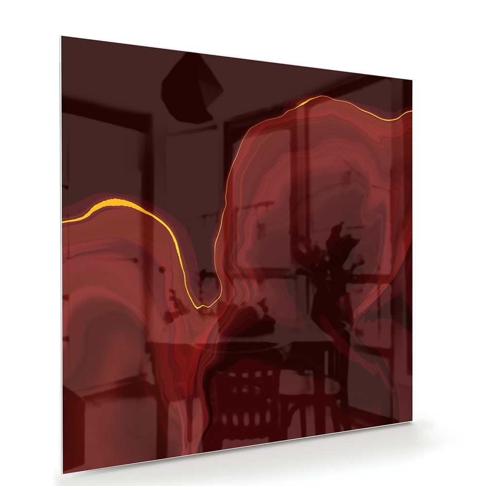 Abstract glazen schilderij met warme roodtinten aan de muur