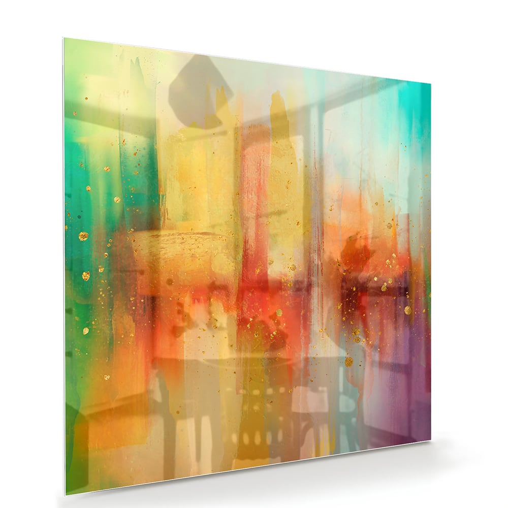 Abstract kleurrijk glazen schilderij aan de muur in een moderne woonkamer.