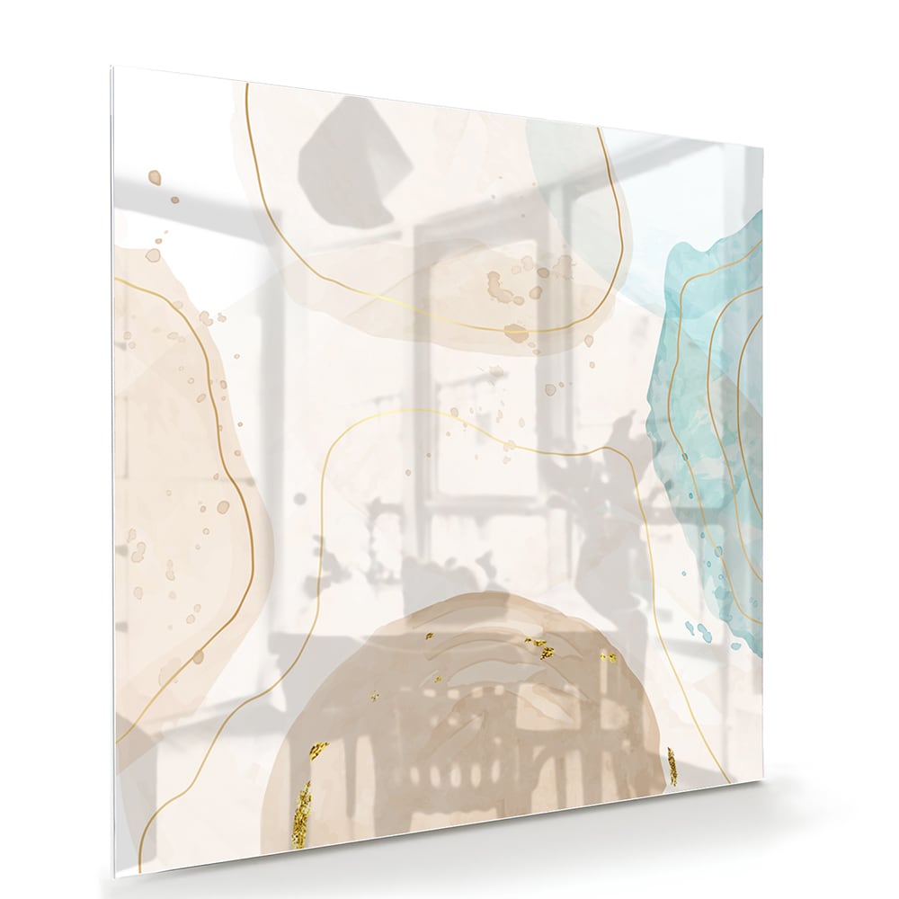Elegante glazen schilderij met aqua en gouden tinten aan de muur.