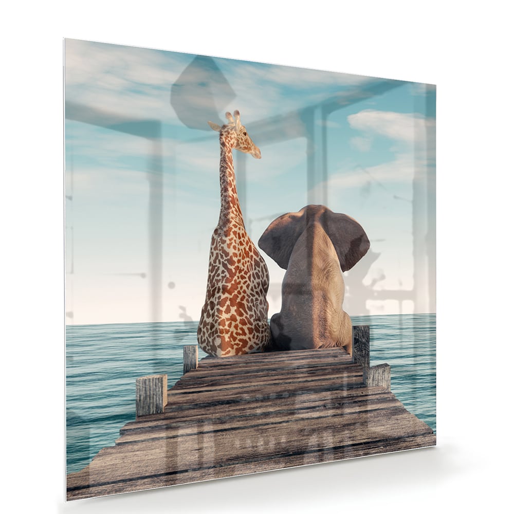 Glazen schilderij van een giraffe en olifant op een houten pier met zee op de achtergrond.