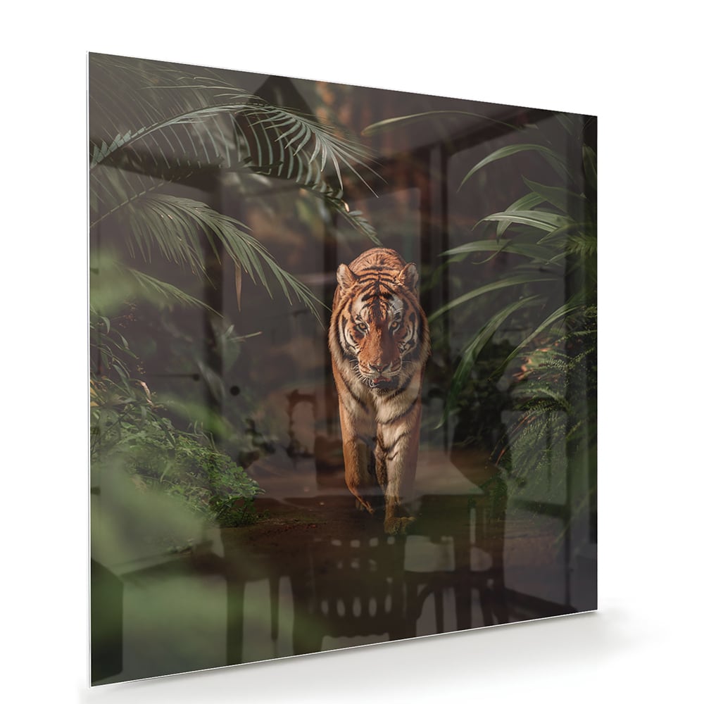 Glazen schilderij van een tijger in de jungle met groene bladeren.