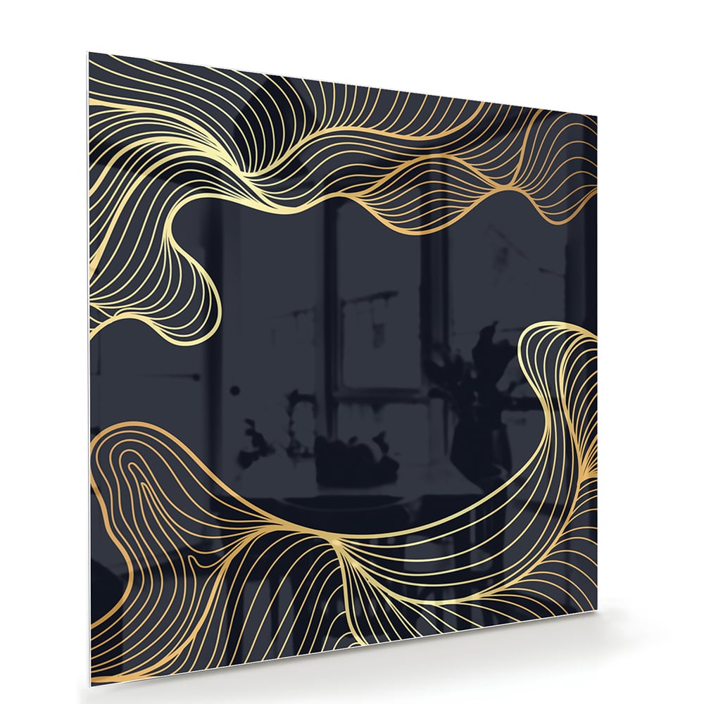 Glazen schilderij met gouden lijnen tegen een donkerblauwe achtergrond in een moderne woonkamer.