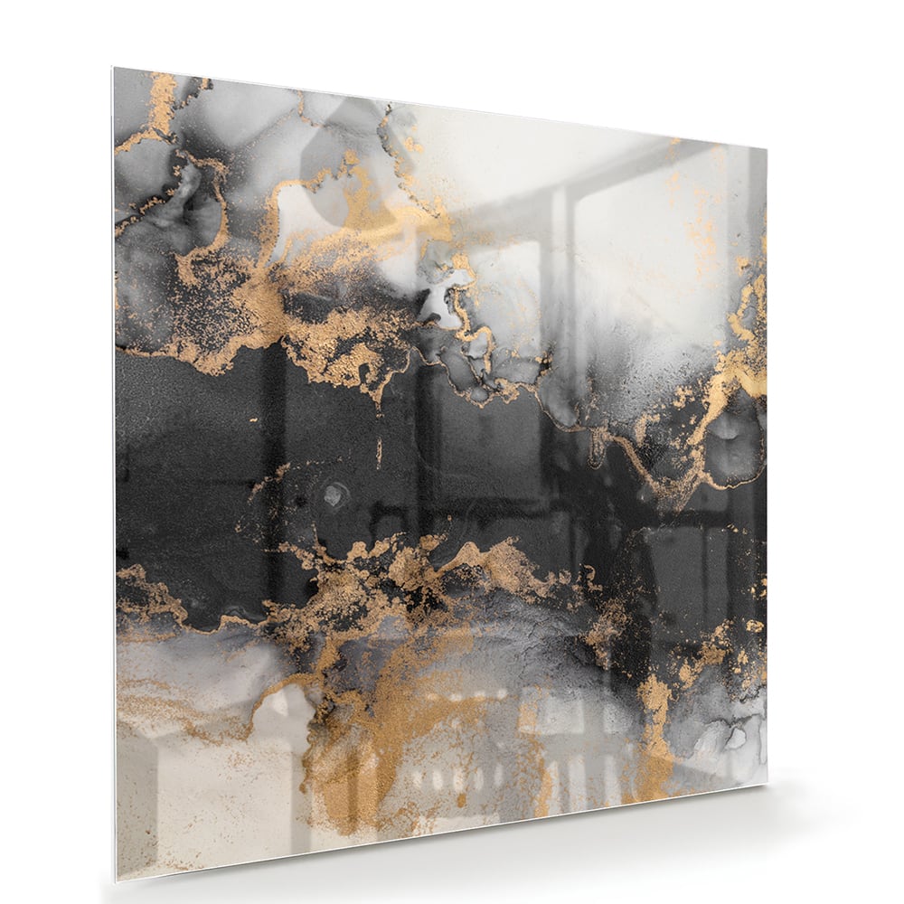 Glazen schilderij met zwarte en gouden abstracte patronen aan de muur boven een houten kast.