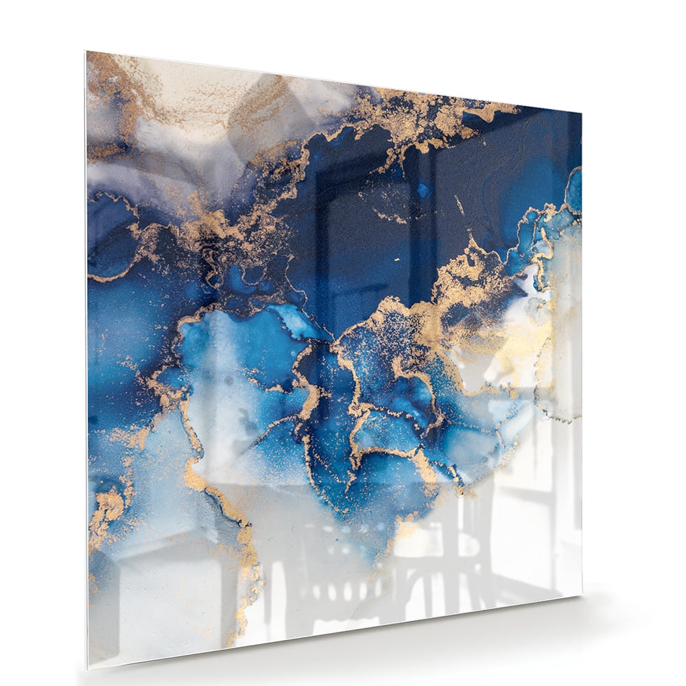 Prachtig glazen schilderij met blauwe en gouden patronen aan de muur.