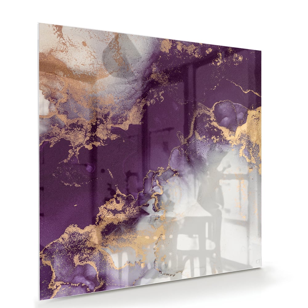 Een elegant paarse glazen schilderij met gouden accenten aan een muur in moderne woonkamer.