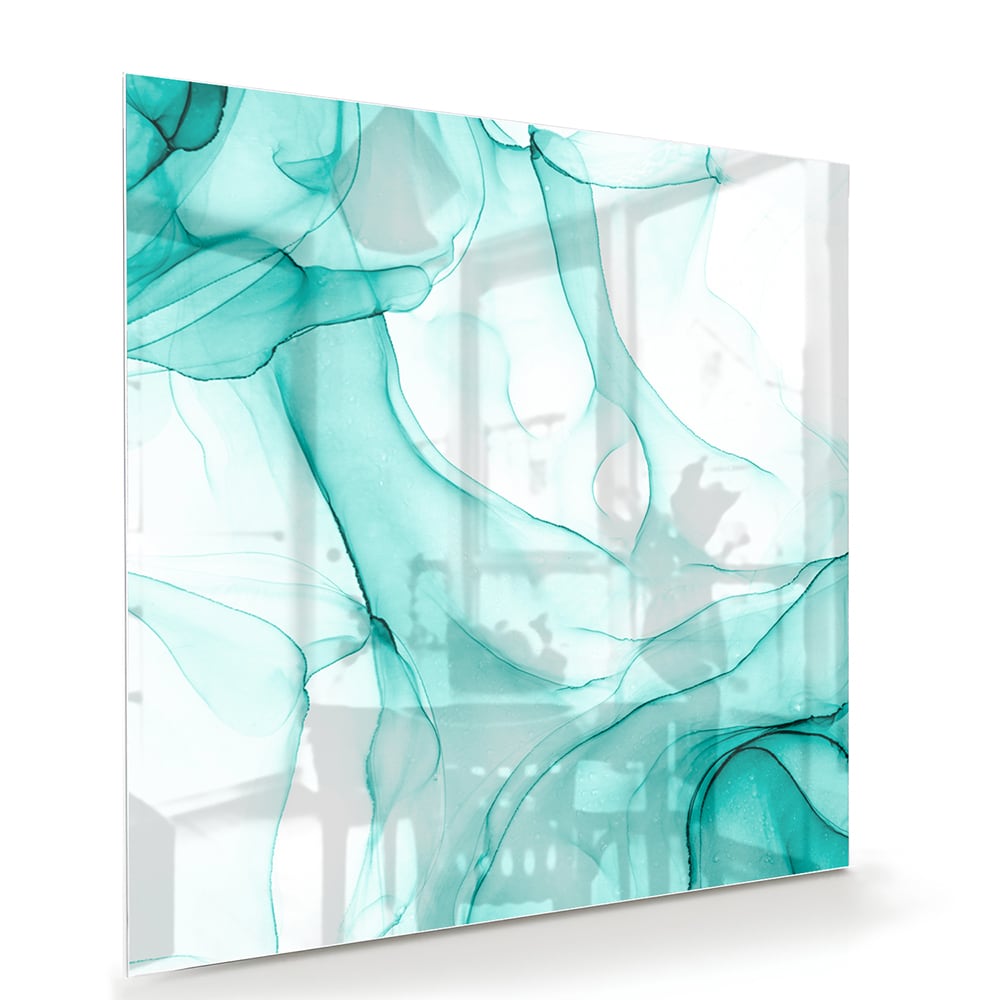 Lichtblauw abstract glazen schilderij aan de muur boven een houten meubel.