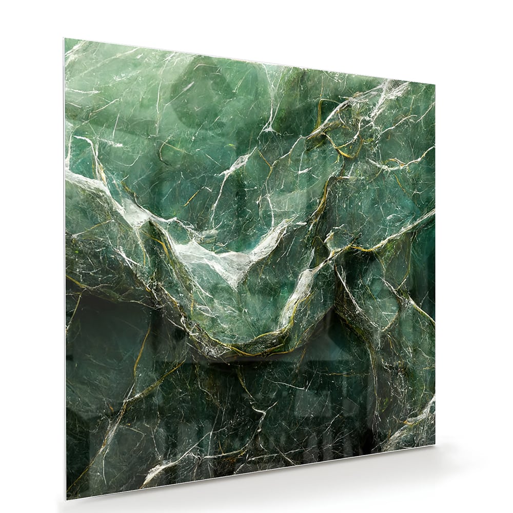 Glas schilderij met marmerpatroon in groene tinten, hangt aan de muur.