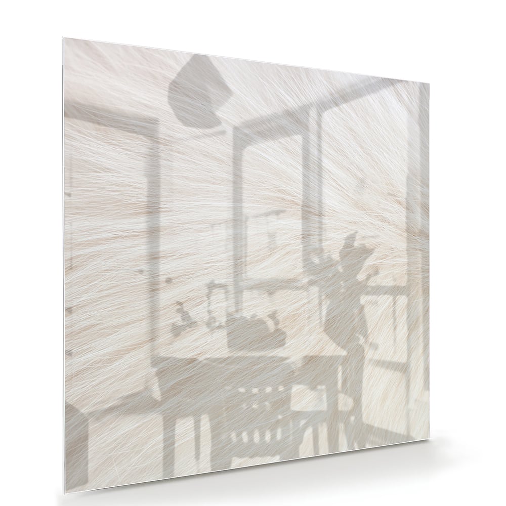 Minimalistisch glazen schilderij met een subtiel natuurthema aan de muur.