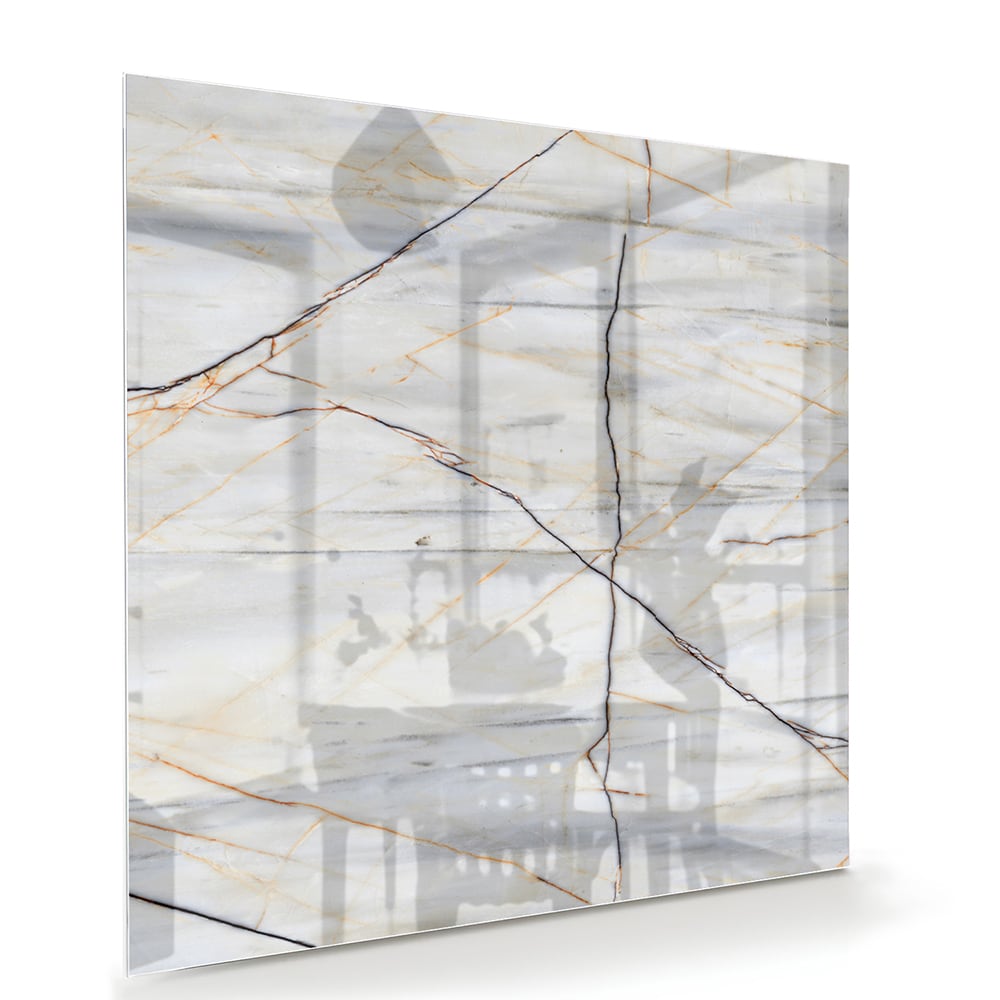Elegante glazen schilderij met marmerpatroon en gouden lijnen in een moderne woonkamer.