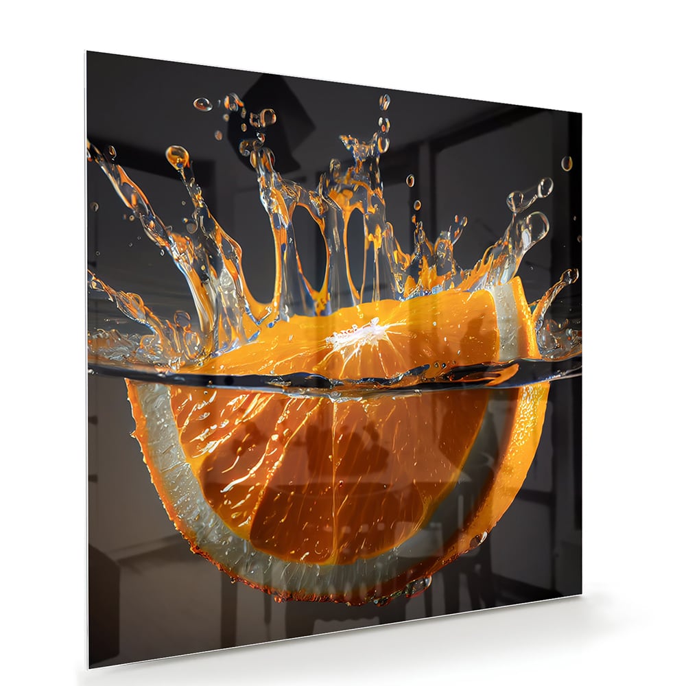 Glazen schilderij van een spetterende sinaasappel boven water.