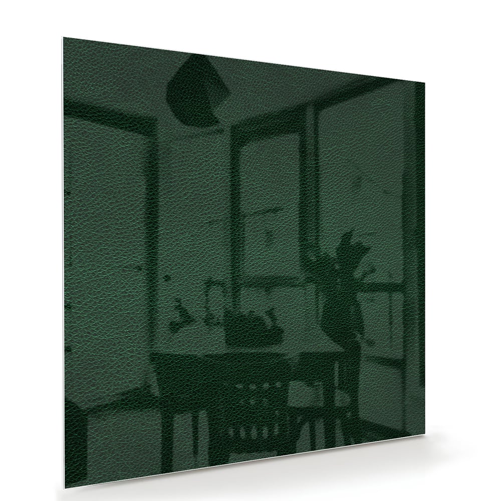 Een groen glazen schilderij aan de muur in een lichte woonkamer