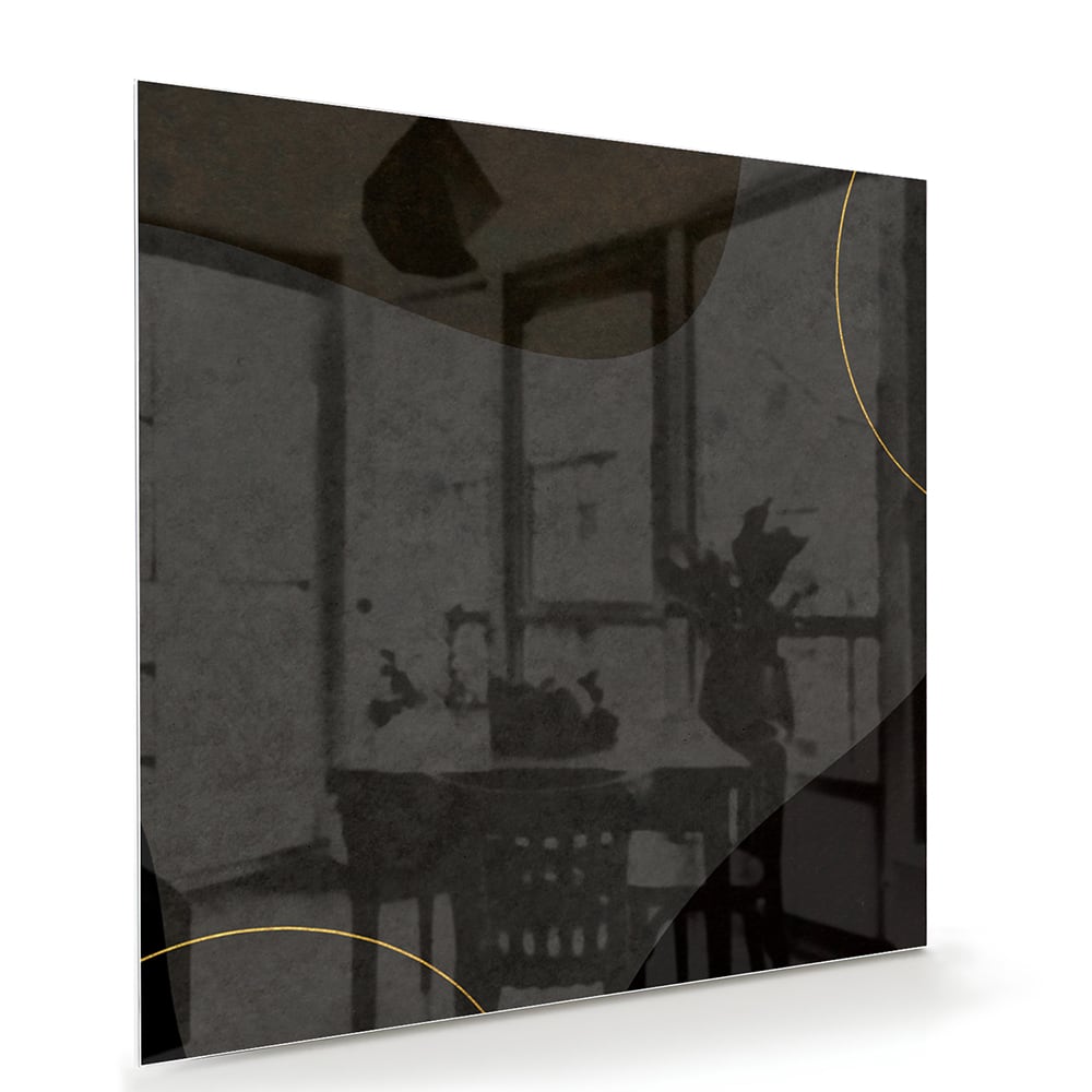 Moderne glas schilderij met abstracte zwarte vormen en gouden lijnen