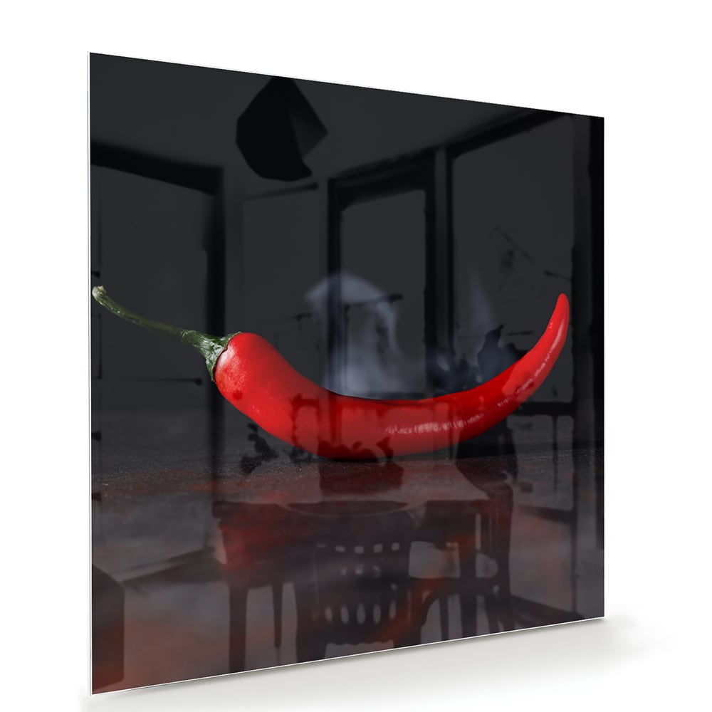 Glazen schilderij met een dieprode peper op zwarte achtergrond.