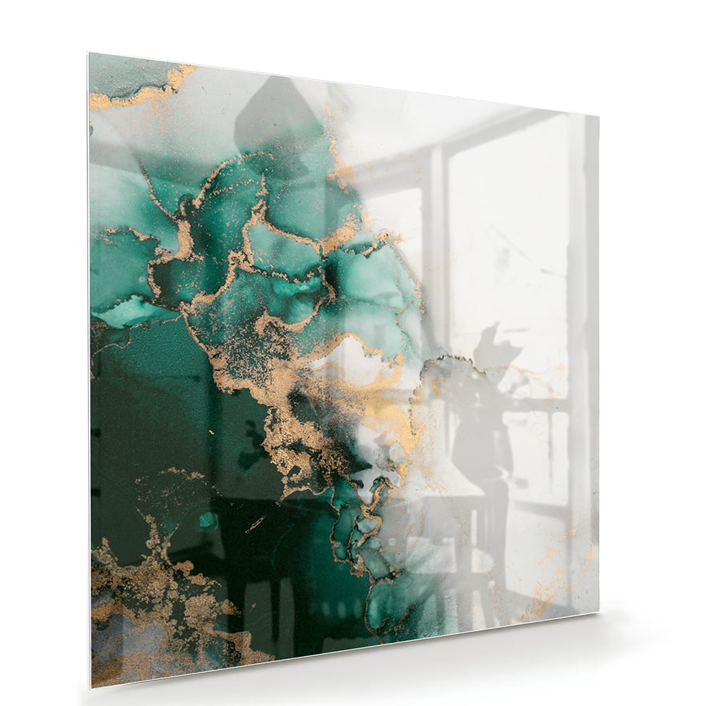 Elegant glazen schilderij met groene en gouden tinten aan de muur