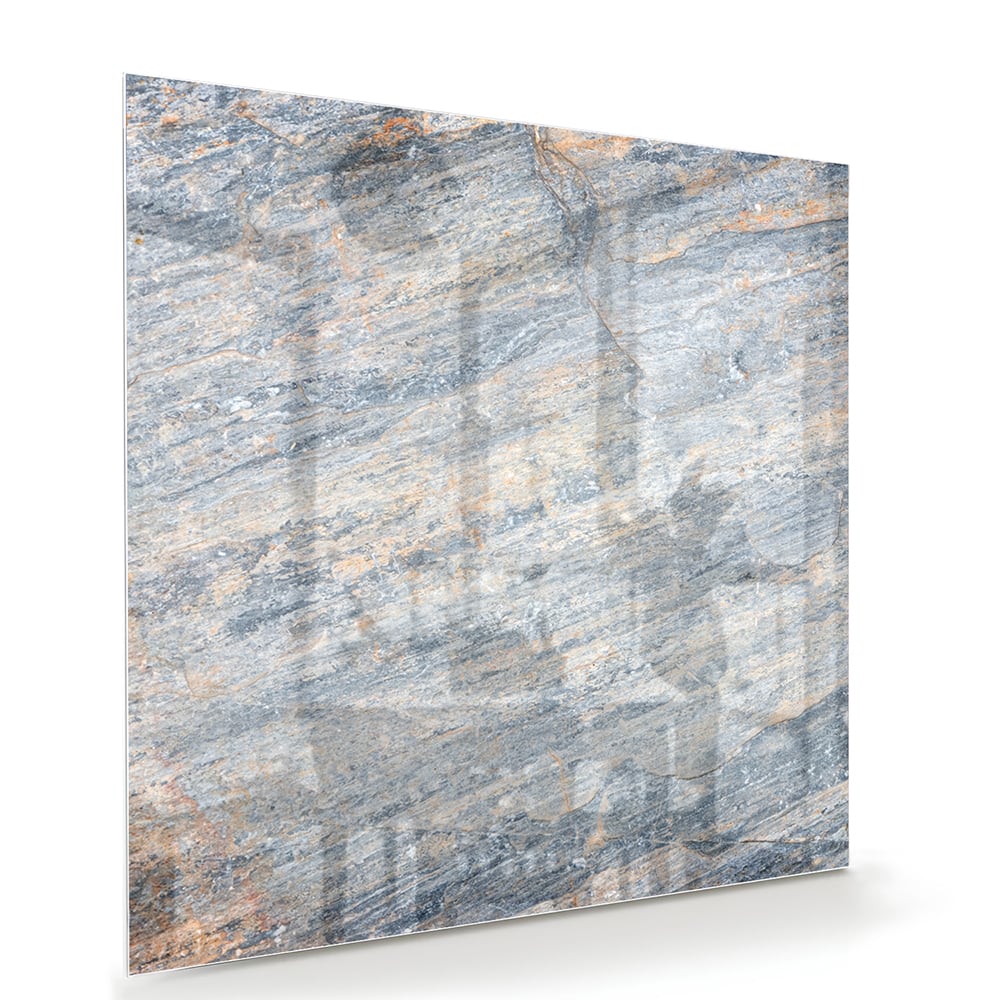 Abstract glazen schilderij met blauwe en oranje tinten aan de muur in een moderne woonkamer.