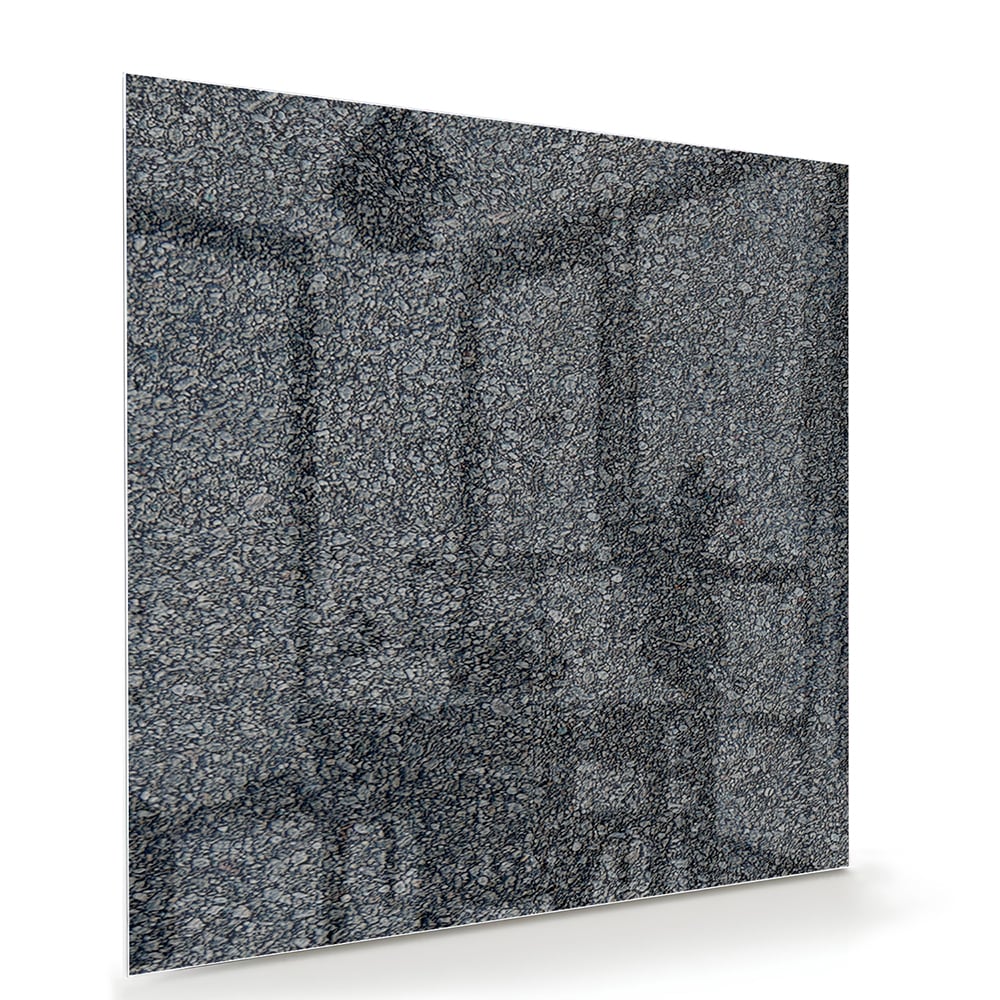 Minimalistisch glazen schilderij aan de muur in een lichte woonkamer